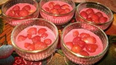 Fraises à la nage au thé vert à la menthe