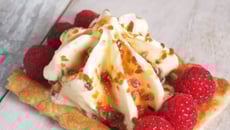 Tartelette feuilletée aux framboises et crème glacée Carte d'Or® façon glacier saveur crème brûlée