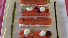 Côtelettes de saumon fumées épaisses, pastèque, pain brioché, mozzarella