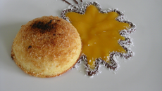 Demi-sphère à la noix de coco gratinée au sucre de canne complet, compotée de mangue