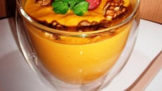 Velouté de carottes et sa chips de lard croustillante