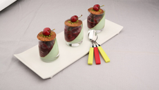 Panna cotta pistache, poêlée de cerises à l'hibiscus, tuile citron pavot