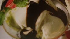 Glace vanille et sauce chocolat