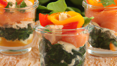 Verrines de poivrons, saumon et épinards au Philadelphia
