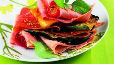 Mille-feuilles de jambons cuit et sec, légumes grillés