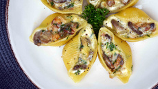 Conchiglioni farcis au lard, champignons et Reblochon
