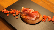 Tartine de pain aillé avec tomate et jambon