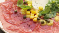 Carpaccio de bœuf et poires en vinaigrette de mangue