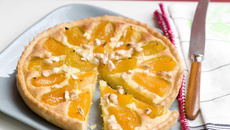 Tarte aux abricots et amandes, crème d'amandes et zeste de citron