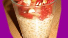 Verrine de crème tapioca / fève tonka, fraises et amandes grillées
