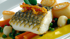 Dos de cabillaud au basilic, pignons de pin, barigoule de petits légumes fanes au safran