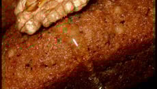 Cake moelleux aux noix croquantes et miel