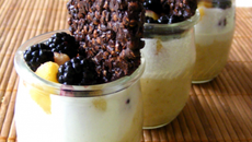 Millet épicé aux pommes et aux mûres et son croquant de chocolat au quinoa soufflé