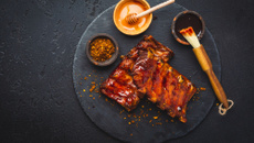 Travers de porc marinés au miel au barbecue