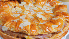 Galette des rois à la crème d'amandes saupoudrée de sucre glace