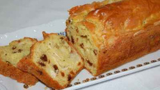 Cake au chèvre, curry et raisins secs