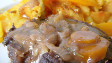 Joues de bœuf cuisinées au vin, cocotte de légumes et fruits d'hiver