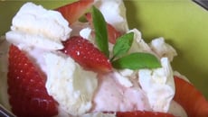 Eton Mess aux fraises et éclats de meringue