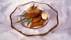 L'ananas rôti au caramel d'épices, riz de Camargue soufflé