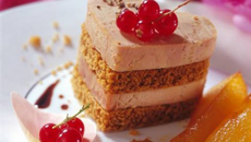 Mille-feuilles de foie gras au pain d'épice et sa vinaigrette aigre douce, poires caramélisées et confit d'oignons de Trebon au Madiran