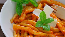 Pâtes « strozzapreti » faites à la main sauce "sugo" et champignons