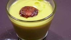 Velouté de cocos de paimpol à l'huile de truffe, chorizo et macis