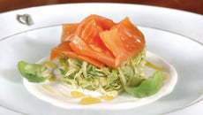 Saumon fumé bio, choux de Bruxelles et pommes granny smith, crème épaisse aux oignons