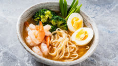 Nouilles, crevettes, brocoli, oeuf dur et bouillon de légumes asiatique