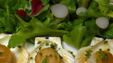 Noix de coquilles Saint Jacques dorées, marinade croquante de légumes, salade d'herbes tendres