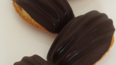 Mini madeleines en coques de chocolat