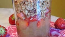 Verrine crumblelisée rhubarbe et fraise