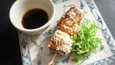 Brochettes de poulet caramélisées et graines germées