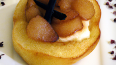 Poêlée de poires à la vanille sur une brioche perdue à la cannelle émulsion de fourme d'Ambert