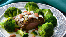 Carré d'agneau en croûte de roquefort et brocolis aux amandes