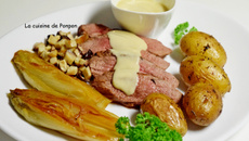 Magret de canard garni de sauce au foie gras, pommes de terre, chicons et champignons