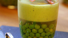 Panna cotta aux petits pois et à la menthe