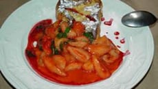 Poêlée de fraises au basilic & sa brioche perdue