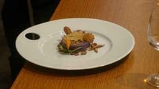 Ecrasé de vitelotte et saumon en croûte de parseman et noisette façon parmentier