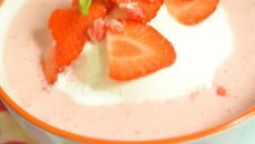 Île flottante légère à la fraise