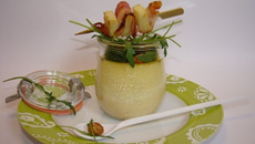 Crème brûlée au brie de Meaux, roquette et noisettes, mini-brochette de pomme Granny Smith et lard croustillant