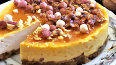 Cheese cake au chèvre frais, noisettes et chiffonnade de jambon cru