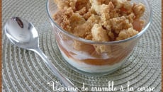 Verrine de crumble à la cerise sur mousse blanche