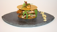 Mille et une feuilles d'agneau presto aux girolles, noisettes et roquette