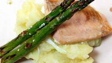 Pavé de thon, purée aux oignons nouveaux & ses asperges vertes grillées