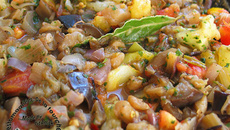 Aubergines, tomates et oignons nouveaux poêlés