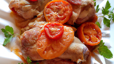 Cuisses de lapin en papillote de lard et aux tomates