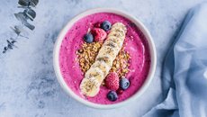 Smoothie bowl aux fruits rouges et banane