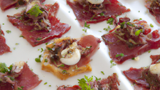 Canapés au carpaccio de bœuf et à l'origan