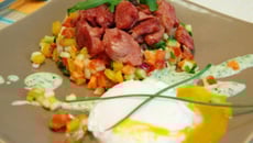 Tartare de légumes au citron et Gésiers de Poulet, œuf poché, sauce mousse de roquette