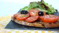 Bruschetta pesto, tomate...